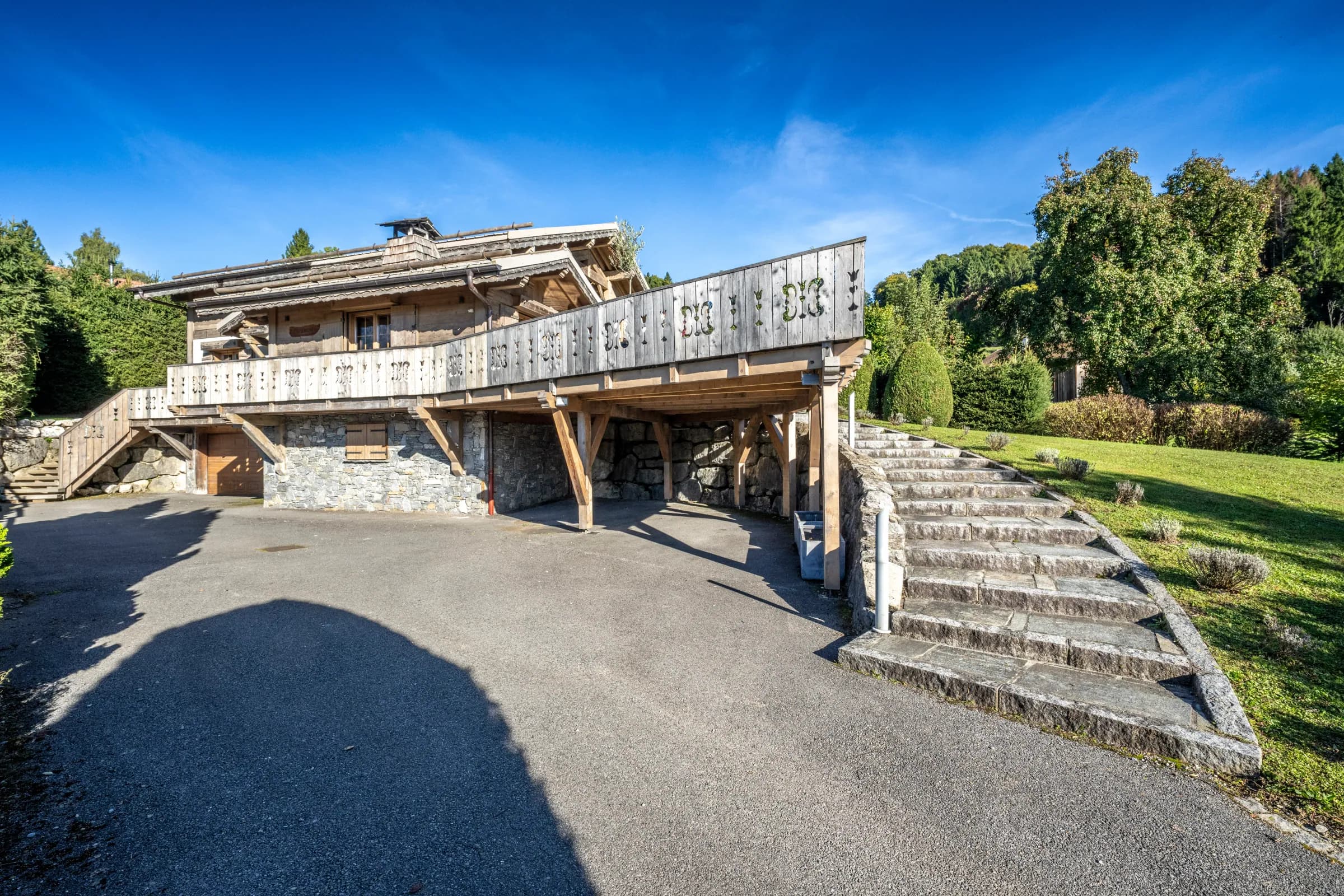 Extérieur du chalet en été