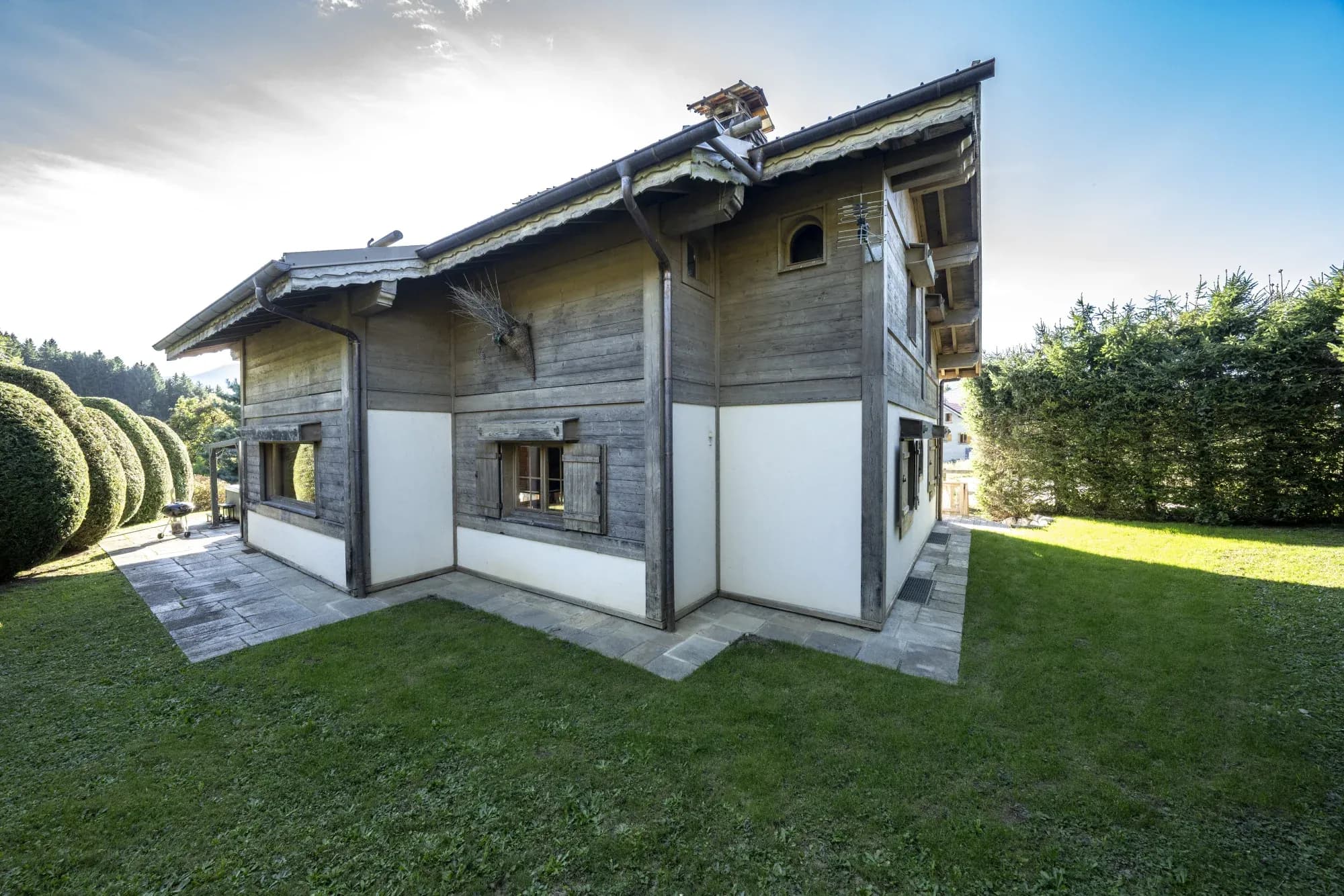 Vue latérale du chalet