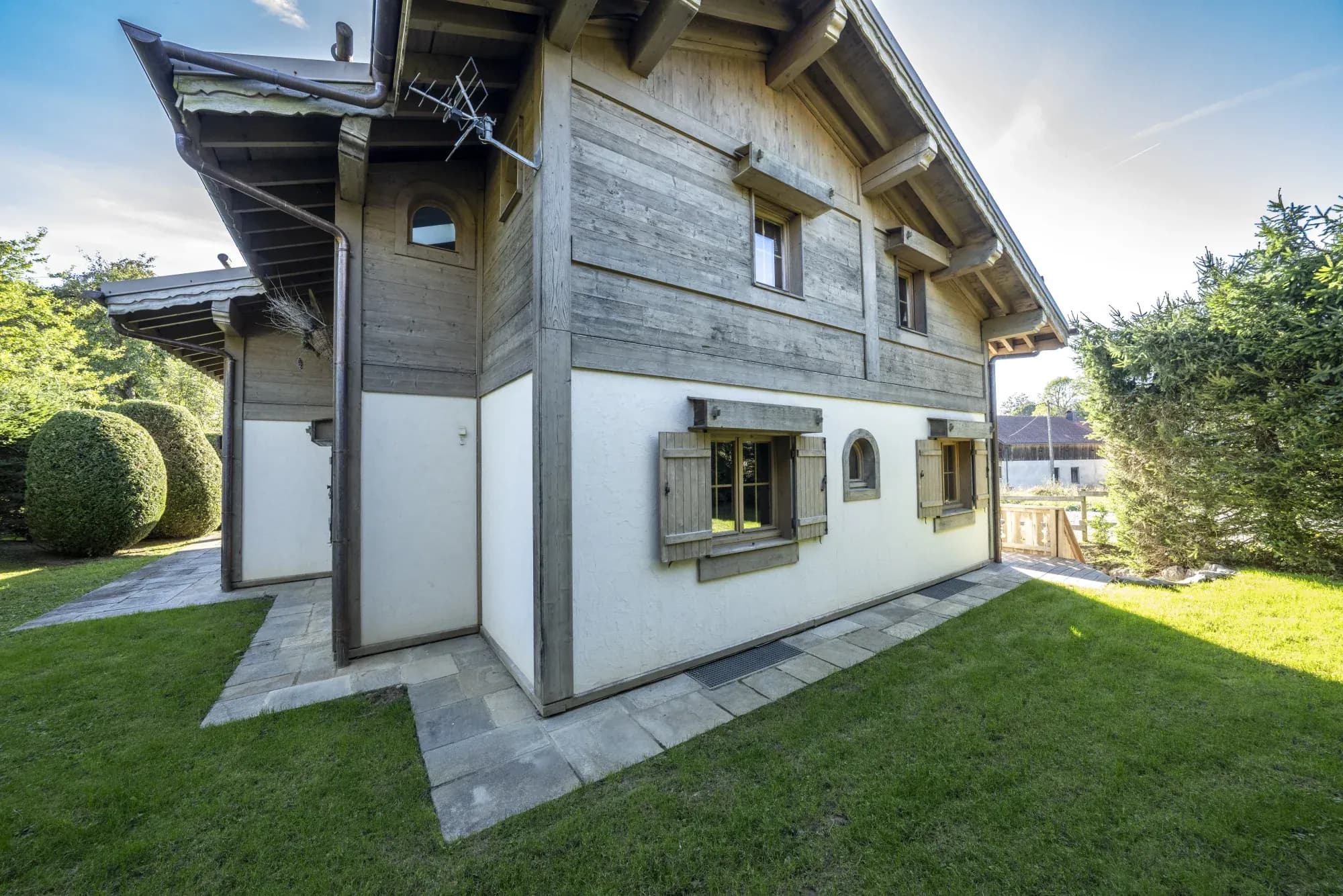 Chalet et montagnes