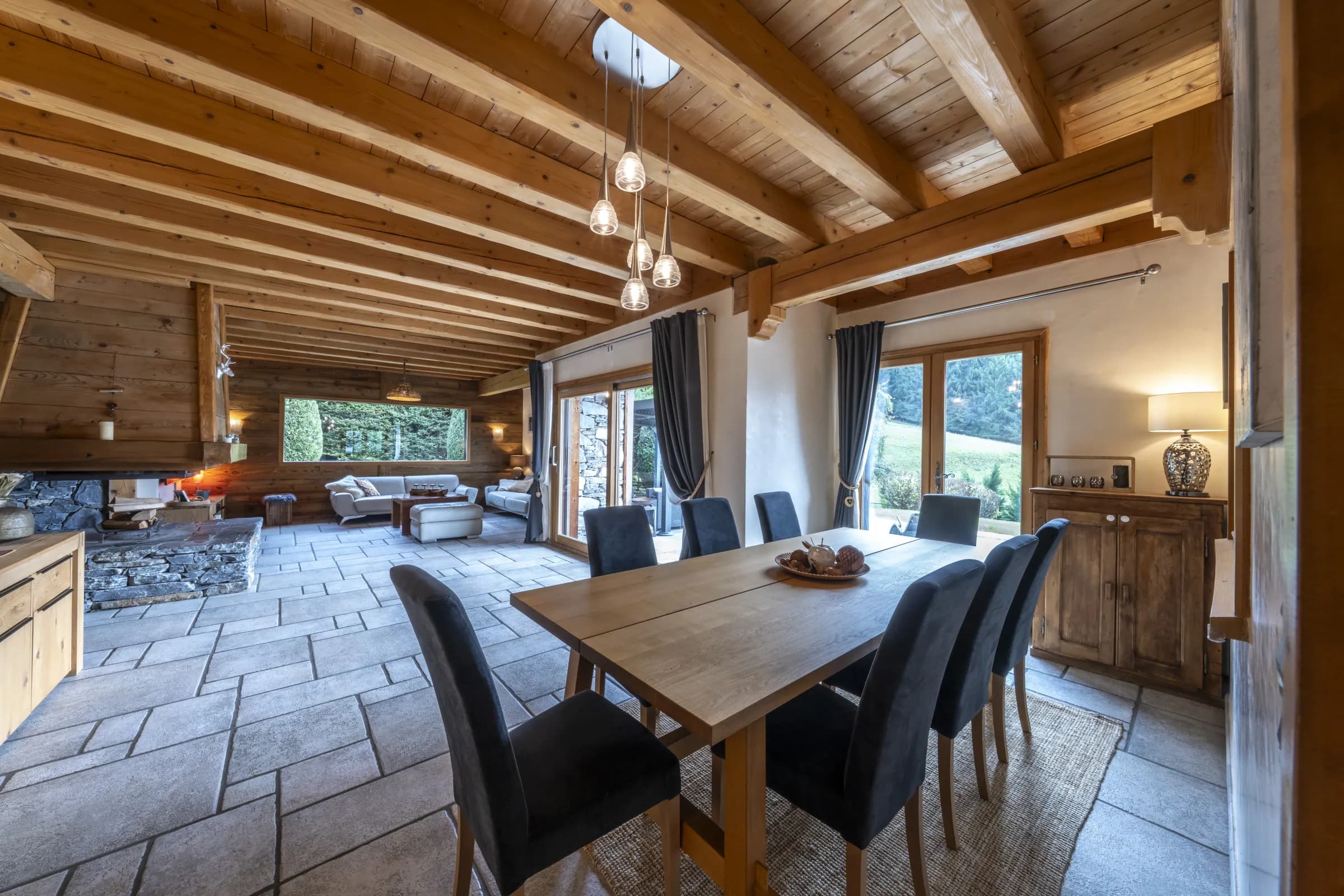 Salle à manger avec grande table