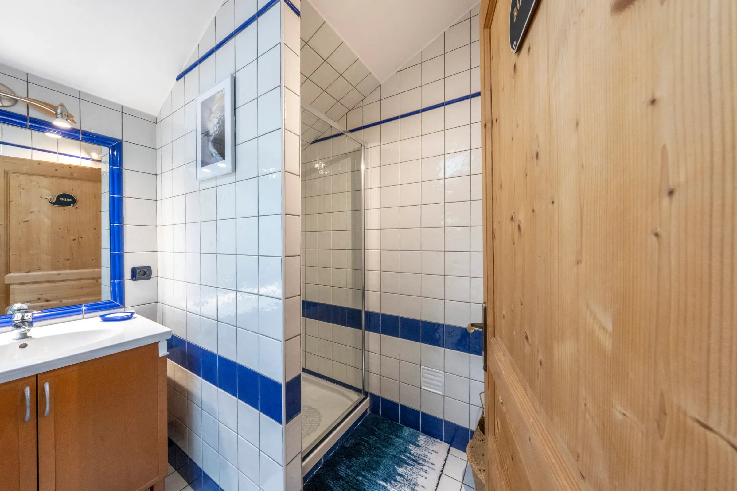 Salle de bain avec équipements modernes
