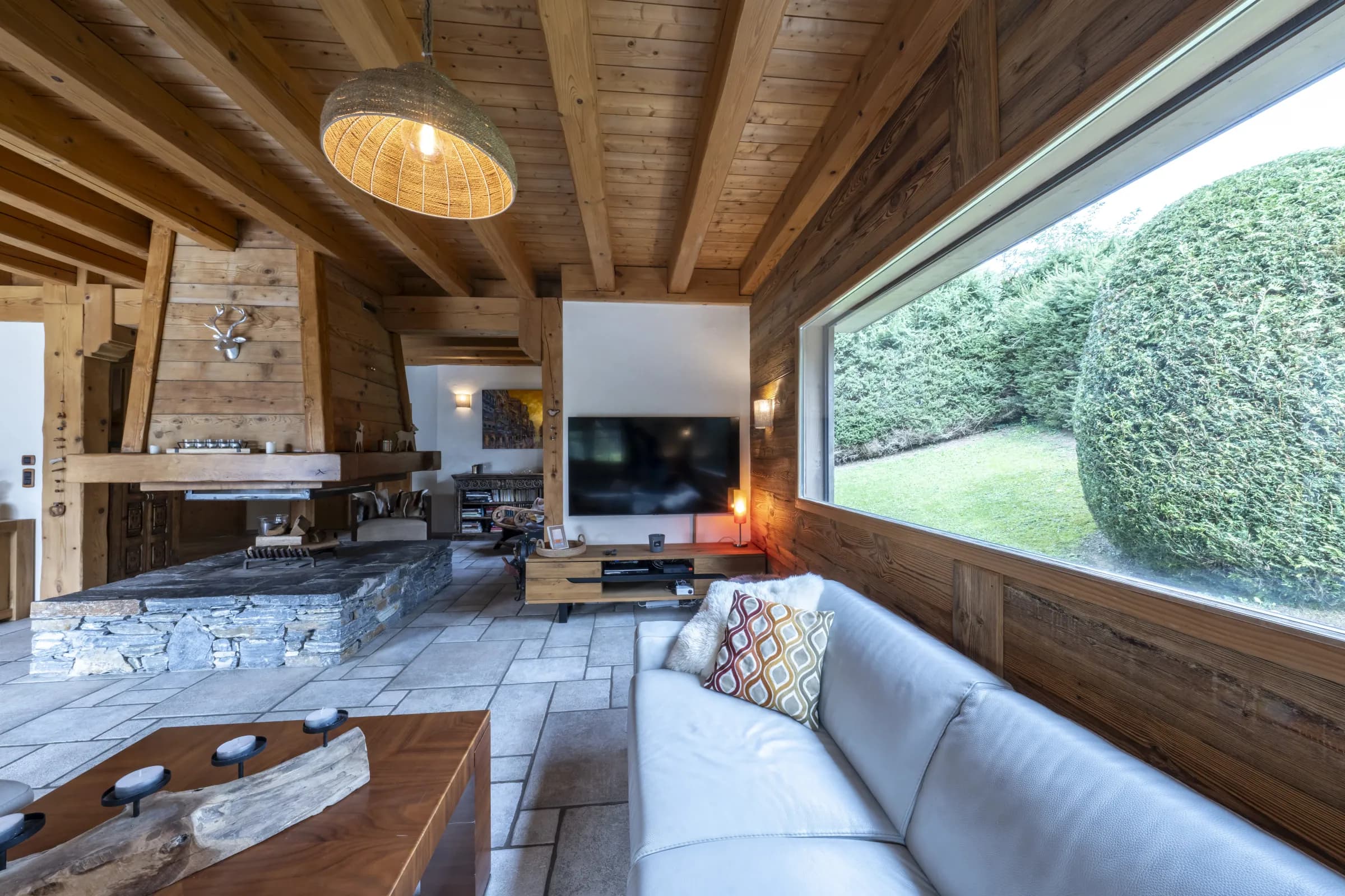 Salon avec vue sur jardin